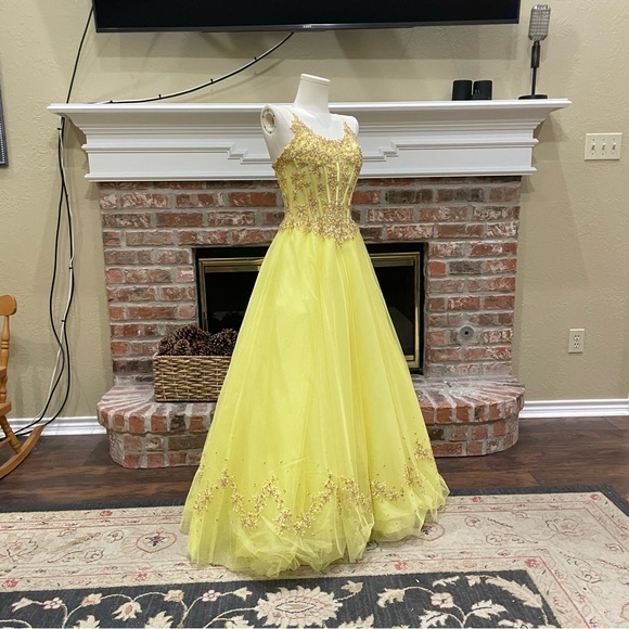 Mon Cherie yellow sequined prom homecoming bridesmaid dress / 4 / EUC (Like new) - Picture 12 of 17
